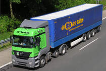 ...Mercedes - AXOR der  NORD-S�D -Gruppe, hier mit Planenauflieger auf der A 45 in Richtung Frankfurt -