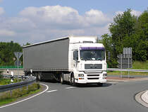 ..MAN - Planenauflieger auf dem Weg zur A45 Richtung Dortmund -