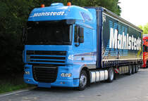 DAX - XF 105.460 von  Mahlstedt  , hier mit Warnleuchten auf der Fahrerkabine und Planenauflieger - blitzsauber, und der Trucker war ganz sch�n stolz auf sein Gef�hrt..