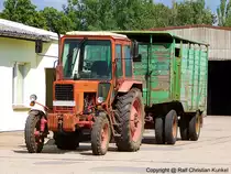 Belarus MTS-80 mit Anh�nger f�r den Viehtransport - fotografiert am 18.03.2010 im Land Brandenburg - Copyright @ Ralf Christian Kunkel