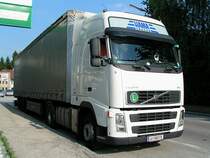 VOLVO FH440 parkt vor einer Tankstelle in Ried;100624