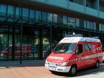 Mercedes BenzC311CDI der FF-Ried i.I. spiegelt sich anlsslich einer bung im Sparkassengebude wieder;100625