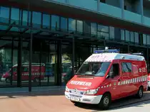 Mercedes BenzC311CDI der FF-Ried i.I. spiegelt sich anl�sslich einer �bung im Sparkassengeb�ude wieder;100625