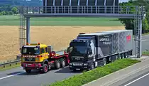 2 MAN-Sattelz�ge, Schwerguttransport und V8  Jofra Trans , unterfahren Mautbr�cke auf der A61 bei Weilerswist - 28.06.2010