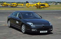 Citroen C 6 als  Vorfeldfahrzeug  auf dem Flugplatz Bonn-Hangelar. Im Hintergrund diverse ADAC-Hubschrauber. 25.06.2010
Nummernschild  EDKB  ist offizielles Krzel fr den Flugplatz Bonn-H.