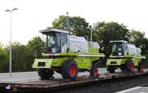 Claas Dominator 130 mit einer baugleichen Maschine auf der schienengebundenen Durchreise durch den Bahnhof Nienburg(Weser), 2. Juli 2010.