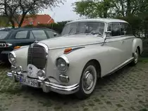 Limousine MB 300 d aus dem Landkreis Bad Doberan bei der Oldtimer-Rally, Wohlenberg 01.05.2010.
Das ist ein Mercedes W189, auch besser bekannt als  Adenauer-Benz . Diese abgelichtet 300d Hardtop-Limousine stammt aus der letzten Baureihe von 1957 - 1962. 