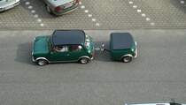 Mini mit Anhnger, Modell ?, fotografiert am 25.7.2007 in Hamburg-Billstedt