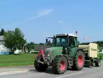 FENDT-Farmer eilt mit der KRONE-Heuballenpresse zum n�chsten Einsatzort;100701