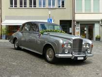 In Sursee in der Altstadt ein Blumen Geachmckter Bentley am 04.06.2010