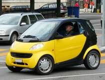 Ein Gelber Smart unterwegs in der Stadt Bern am 12.05.2010