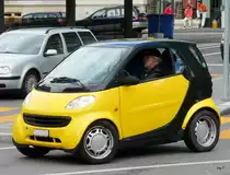 Ein Gelber Smart unterwegs in der Stadt Bern am 12.05.2010