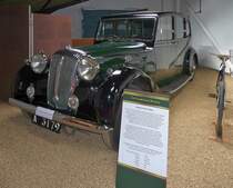 Daimler 4 Litre Saloon.

Anfang 1947 bestellte Knigin Mary, fast 80-jhrig, ihren letzten Daimler.
Der Wagen wurden in ihrer bevorzugten Farbe grn lackiert statt des blichen kniglichen Anstrichs in braun und schwarz, damit der Wagen nicht so auffllt, wenn er in der ffentlichkeit geparkt wrde. So wurde dieser Daimler zu ihrem  Einkaufswagen . Sie benutzte ihn fast tglich bis zu ihrem Tod am 24. Mrz 1953.