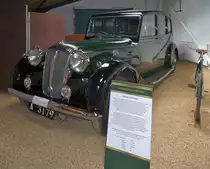 Daimler 4 Litre Saloon.

Anfang 1947 bestellte K�nigin Mary, fast 80-j�hrig, ihren letzten Daimler.
Der Wagen wurden in ihrer bevorzugten Farbe gr�n lackiert statt des �blichen k�niglichen Anstrichs in braun und schwarz, damit der Wagen nicht so auff�llt, wenn er in der �ffentlichkeit geparkt w�rde. So wurde dieser Daimler zu ihrem  Einkaufswagen . Sie benutzte ihn fast t�glich bis zu ihrem Tod am 24. M�rz 1953.