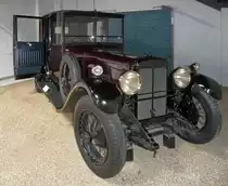 Daimler Double-Six 30 Brougham.

Dieser Daimler Double-Six wurde von K�nig Georg 1929 gekauft. Ein  weiteres Fahrzeug wurde f�r K�nigin Mary beschafft. Der Innenraum ist mit dunklem, poliertem Mahagoni und blauem Vaumol Leder ausgestattet. Der Wagen wurde in den K�niglichen Farben braun und schwarz lackiert.