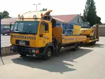 MAN-LKW mit einem Minibagger auf einem Anh�nger am 03.Juli 2010 in G�strow.