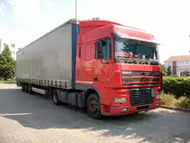 Rum�nischer DAF-Sattelzug auf einem Parkplatz in G�strow.