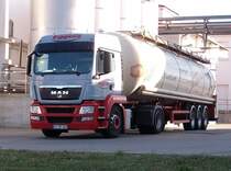 MAN-Milchlaster am Abend an der Molkerei in Bergen/Rgen.