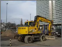 D�sseldorf, Projekt K�-Bogen, Jan-Wellem-Platz, 27.02.2010: Ein Liebherr-Zweiwege-Bagger der Firma Leonhard Weiss. Die bisherige Stra�enbahnhaltestelle am Jan Wellem Platz wurde mehr oder weniger beseitigt und durch ein Provisorium ersetzt, um Platz zu machen f�r die anstehenden umfangreichen Arbeiten. 