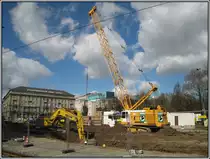 D�sseldorf, Projekt K�-Bogen, Jan-Wellem-Platz, 31.03.2010: Ein Seilbagger des Herstellers Liebherr im Einsatz. Hier werden Schlitzw�nde f�r die geplanten Stra�entunnel sowie die B�robauten auf dem Jan-Wellem-Platz erstellt. 