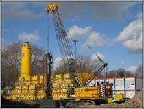 Dsseldorf, Projekt K-Bogen, Jan-Wellem-Platz, 31.03.2010: Ein Seilbagger Typ 690 HD des Herstellers Sennebogen im Einsatz. Hier werden Schlitzwnde fr die geplanten Straentunnel sowie die Brobauten auf dem Jan-Wellem-Platz erstellt. 