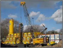 D�sseldorf, Projekt K�-Bogen, Jan-Wellem-Platz, 31.03.2010: Ein Seilbagger Typ 690 HD des Herstellers Sennebogen im Einsatz. Hier werden Schlitzw�nde f�r die geplanten Stra�entunnel sowie die B�robauten auf dem Jan-Wellem-Platz erstellt. 