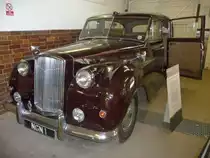 Austin Princess Vanden Plas. 

Geliefert im Jahre 1972, war dieses einer der letzten jemals produzierten Princess. Obwohl die Baureihe 1969 eingestellt wurde, wurden zwei Fahrzeuge f�r die Junior-Mitglieder des K�nigshauses reserviert, als eine Alternative zu den deutlich teureren Daimler-Modellen. Aus diesem Grunde wurden die Fahrzeuge in den k�niglichen Farben weinrot und schwarz lackiert.