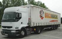 Ein Sattelzug Renault 340 des franzsischen Baumarktes Brico Marche. Aufgenommen am 07.06.2010 in Langogne/Frankreich.