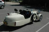 Man nehme einen Lomax-Bausatz und einen Citroen und fertig ist dieser neue Sportwagen. Gesehen unter der Brcke von Millau /Frankreich am 09.06.2010.