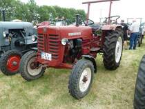 IHC D 432, Bj. 1963, 32 PS, steht in Eiterfeld-Oberufhausen anl. Oldtimer- und Traktorenausstellung der Oldtimerfreunde Ufhausen am 04.07.2010