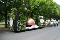 H�nger mit einen Bierkessel beim Sch�tzenausmarsch im Hannover, am 04.07.10