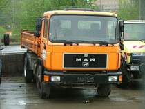 MAN 18.232 Kipper der Firma SKS wartet auf den nchsten Einsatz.