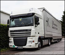 DAF XF105.460SCC  SuperSpaceCab  von PacLease mit einem Planenauflieger von KANNENGIER.