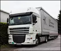 DAF XF105.460SCC  SuperSpaceCab  von PacLease mit einem Planenauflieger von KANNENGI�ER.