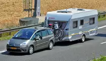 Citroen Grand C4 Picasso mit Dethleffs Wohnwagen auf der A61 bei Weilerswist - 28.06.2010