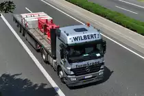 MB Actros 1844, Tieflader  Wilbert Turmkr�ne , auf der A61 bei Weilerswist - 28.06.2010
