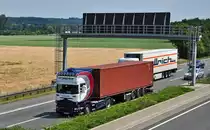 Scania R 500 Container unterf�hrt die Mautbr�cke auf der A61 bei Weilerswist - 28.06.2010