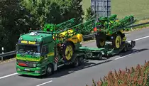 MB Actros 2640 mit  John Deere  Spr�hh�ngern auf der Ladefl�che - A61 bei Rheinbach 24.06.2010
