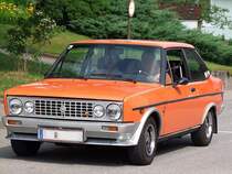 FIAT-131Sport,Bj.1978,115PS ist samt Beifahrer am Weg zur Oldtimerausstellung in Neukirchen/Vckla ;100704