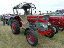 MF 165 steht in Eiterfeld-Oberufhausen anl. Oldtimer- und Traktorenausstellung der Oldtimerfreunde Ufhausen am 04.07.2010