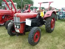 MF steht in Eiterfeld-Oberufhausen anl. Oldtimer- und Traktorenausstellung der Oldtimerfreunde Ufhausen am 04.07.2010