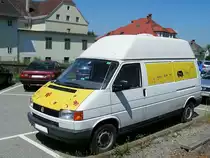 VW-T4 mit kleinem Bullimodell hinter der Windschutzscheibe;100628