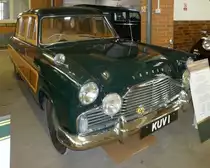 1956 Ford Zephyr Estate.

Dies war der erste moderne Kombi, der vom K�nigshaus angeschafft wurde. Basierend auf dem Zephyr Saloon, wurde dieses einzigartige Fahrzeug mit Holzbeplankung ausgef�hrt. Er wurde h�ufig in Sandringham benutzt, um G�ste und ihr Gep�ck zu bef�rdern. Er bietet bis zu neun Personen Platz.