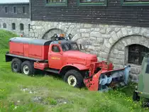Diesen alten Зил (SIL) sah ich im tschechischen Riesengebirge an der Wiesenbaude (tschechisch: Lučn� bouda), er wird wohl im Winter ben�tigt; 26.06.2010
