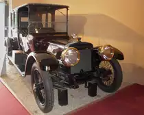 Direkt im Eingangsbereich des k�niglichen Fuhrpark-Museums in Sandringham strahlt die Sonne auf diesen sch�nen, alten Daimler 38.

Danke f�r die zus�tzlichen Infos, Michael.