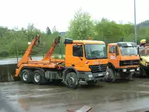 Alt trifft neu: Actros 2638 und NG 1624 der Firma SKS warten auf neue Auftrge.