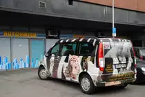 Mercedes Groraum PKW, mit Werbung fr www.safaripark.de am Hauptbahnhof in Hannover, am 04.07.10.