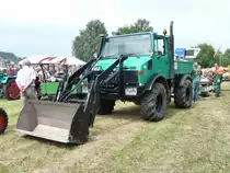 Unimog 1400 treibt einen Holzspalter in Eiterfeld-Oberufhausen anl. Oldtimer- und Traktorenausstellung der Oldtimerfreunde Ufhausen am 04.07.2010