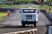 der W50 Sprengwagen feuchtet die Bahn nochmal an beim Bundesligalauf am 26.06.2010 im Stralsunder Speedway-Stadion  Paul-Greifzu  des MC Nordstern