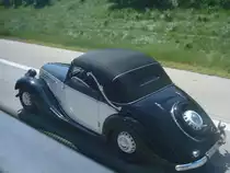 Adler Kabrio, soll Baujahr 1938 sein, am 17.6.2010 auf der Autobahn (A14) aus dem fahrenden Bus fotografiert